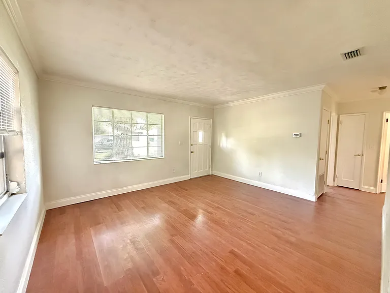 3920 W Bay Court Ave — Photo 9