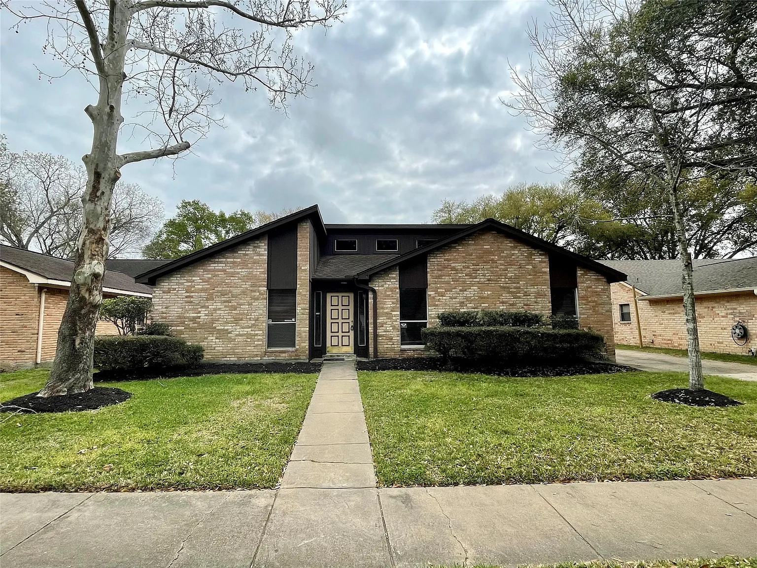 3 bed, 2.0 bath, 1869 sqft, $2,100 — Photo 1