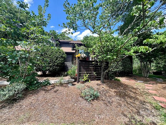 3rd image of 200 Foxlair Ct