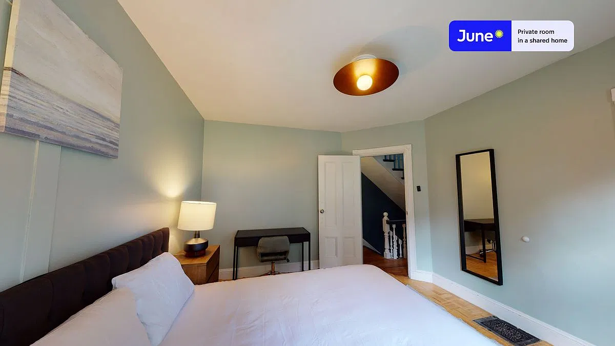 Queen bedroom in 7 bed/2.5 bath home in Harvard Square #443 C — Photo 3