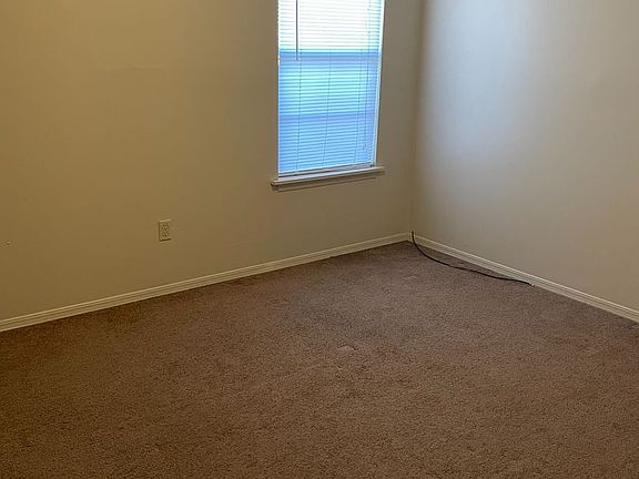 5th image of 300 E Knoxville St APT 8