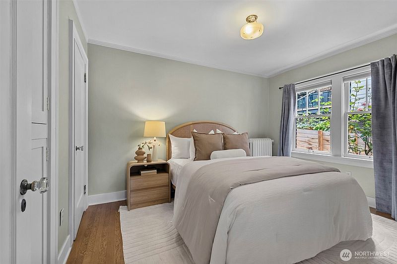 5th image of 2634 Franklin Avenue E #202