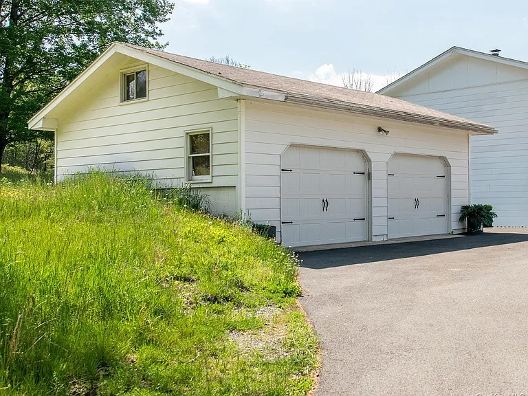 1360 Centre Rd — Photo 36