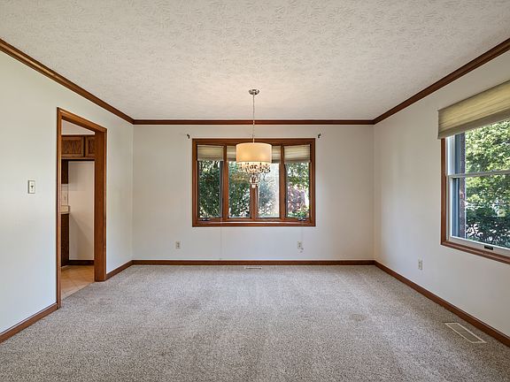 5th image of 127 Dover Blvd N