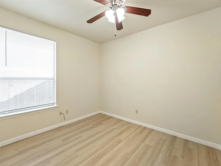 502 Gregory Ct — Photo 18