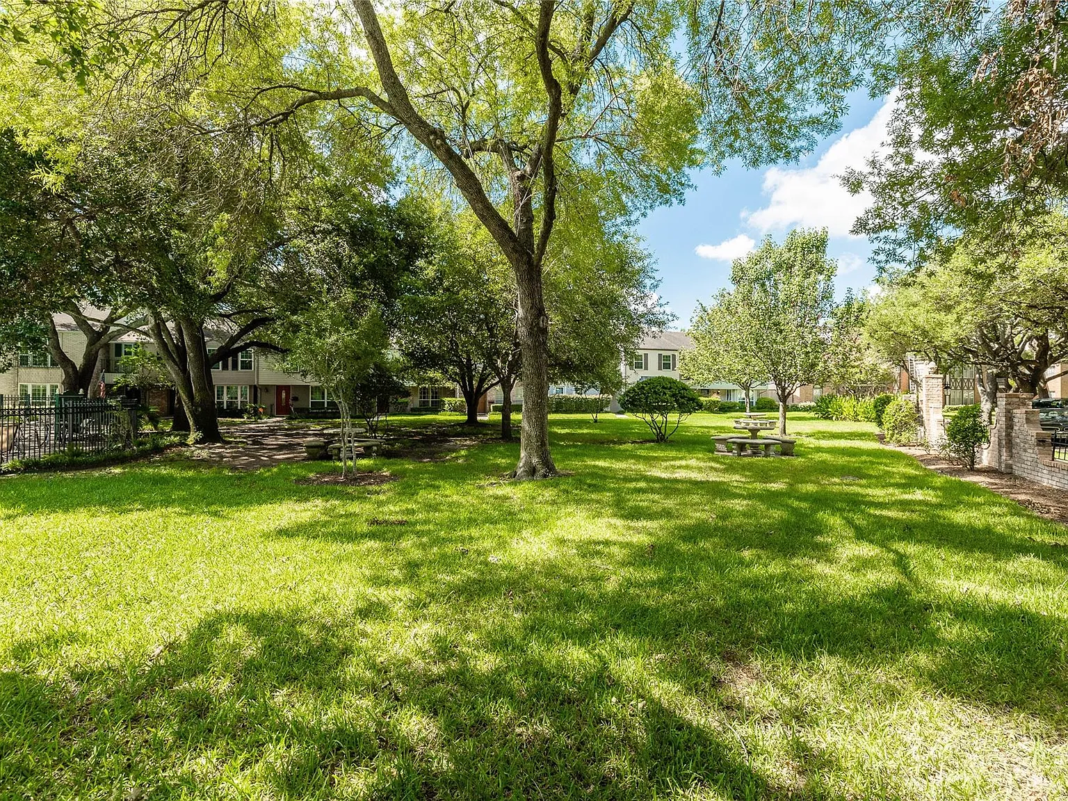 1 bed, 1.0 bath, 903 sqft, $1,550 — Photo 2