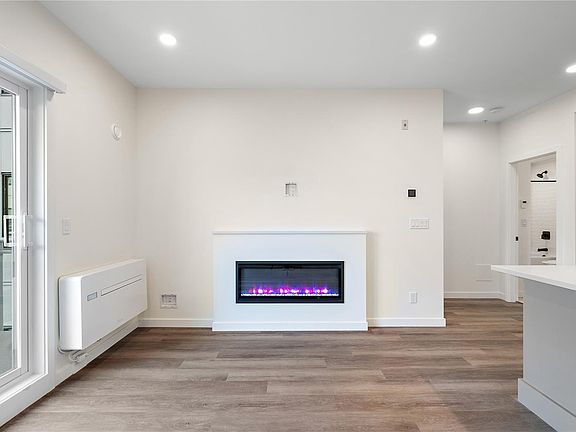 2nd image of 1102 Esquimalt Rd #302