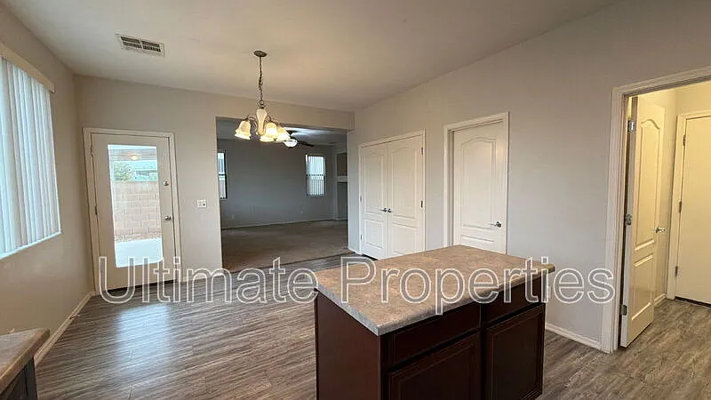 4 bed, 2.5 bath, 1902 sqft, $1,895 — Photo 4