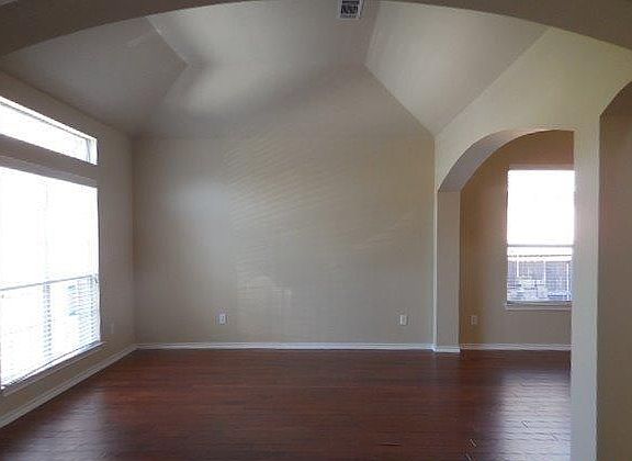 3rd image of 5820 Lorenzo Dr