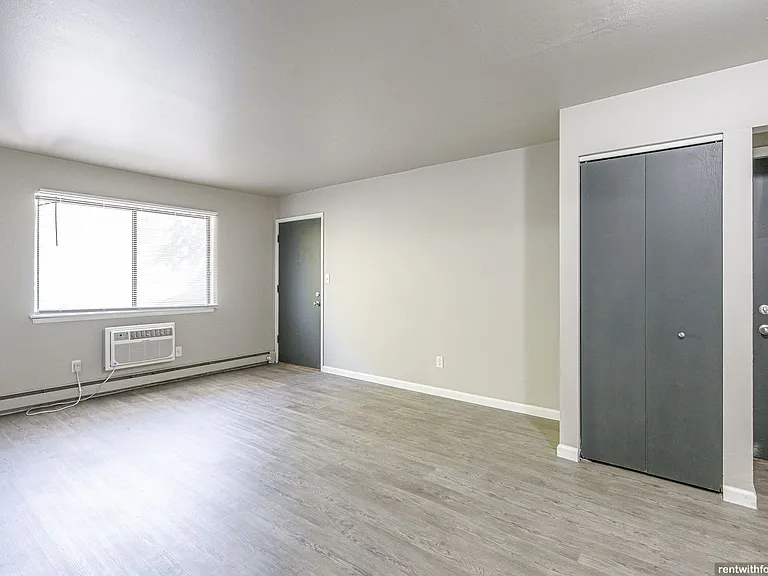 671 S Western Ave — Photo 13