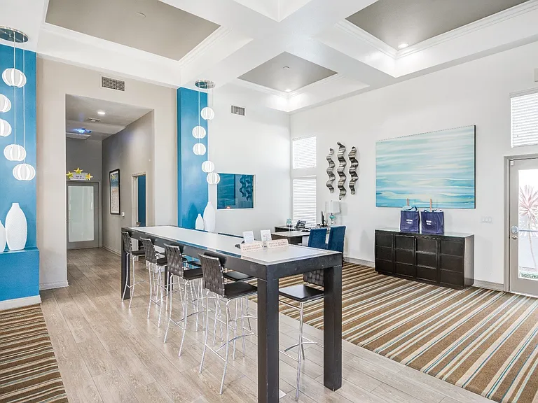 Beverly Plaza Apartments — Photo 43