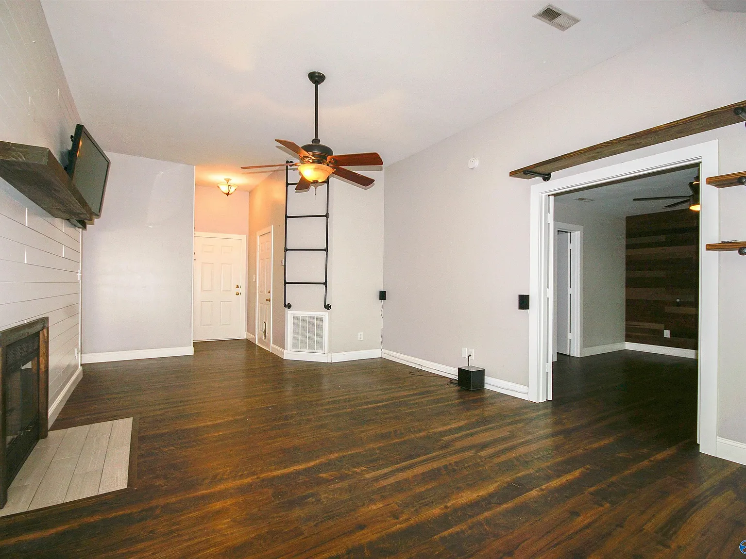 3 bed, 2.0 bath, 1109 sqft, $1,650 — Photo 3