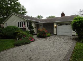 31 Dovecote Ln, Commack, NY 11725