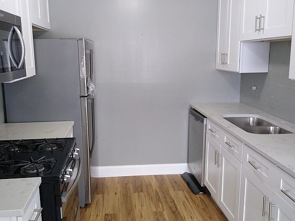 5th image of 381 Newport Ln