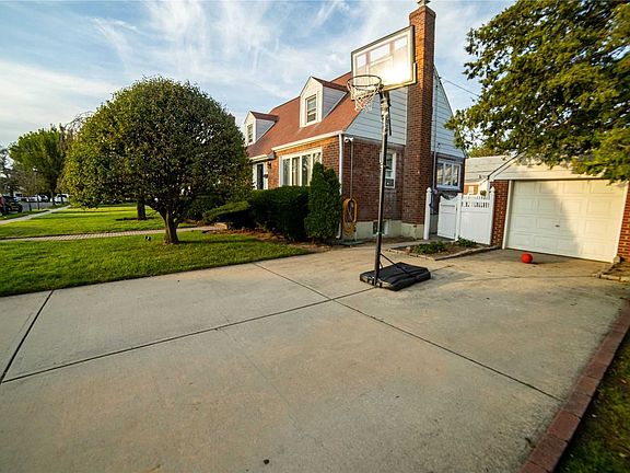 4th image of 711 Park Ln S