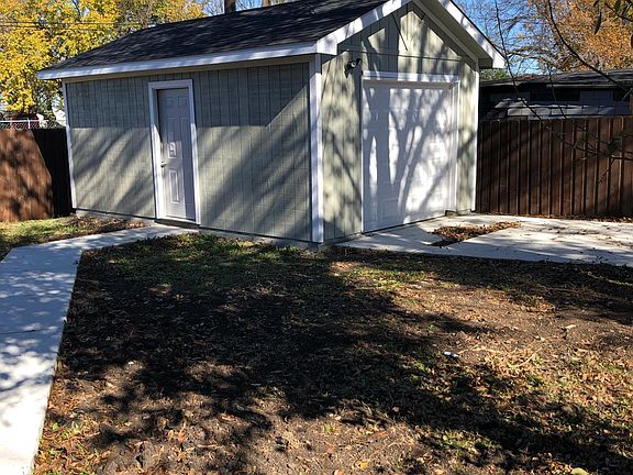 3rd image of 113 E Ave E