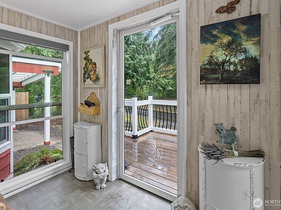 4th image of 1822 Island Drive NW