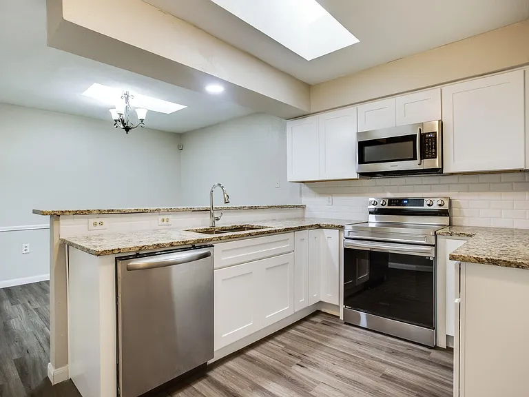 5102 Lakeridge Ct — Photo 6