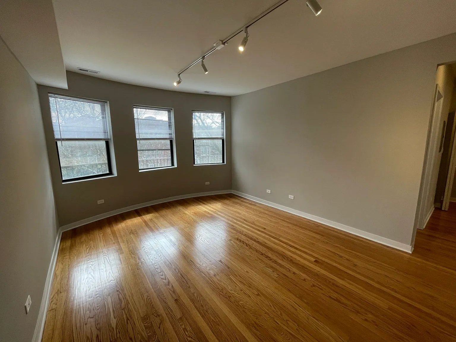 5454 N Sawyer Ave — Photo 3