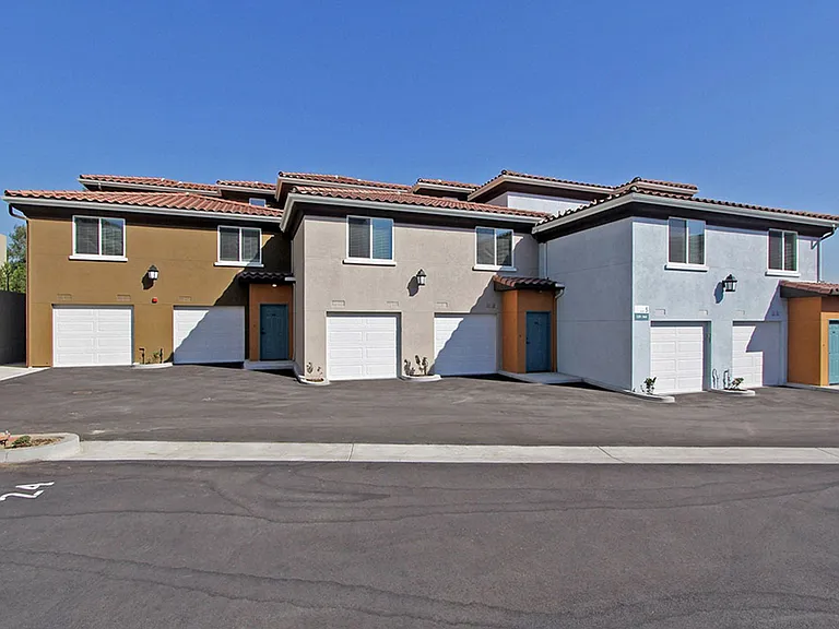 Almeria Townhomes — Photo 4