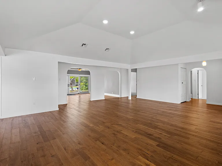 1710 Whitehaven — Photo 1