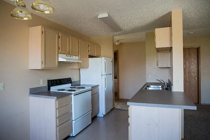 South Ridge Apartments & Townhomes — Photo 2