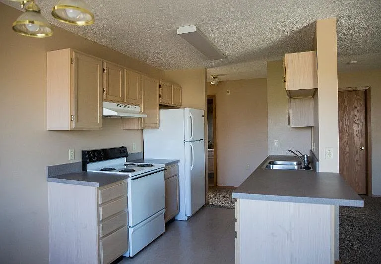 South Ridge Apartments & Townhomes — Photo 2
