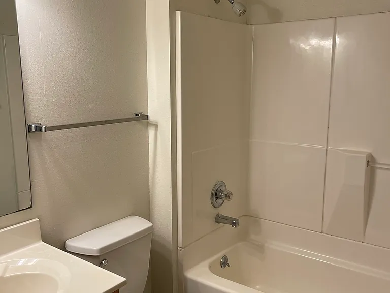 806 E College St #17 — Photo 13