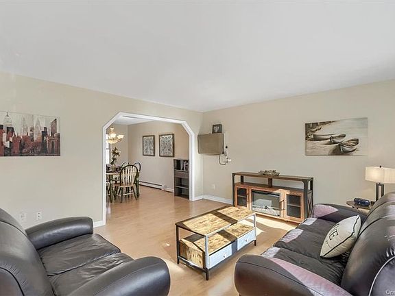5th image of 233 Dahlia Dr