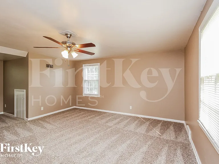 3609 NE 49th Ter — Photo 7