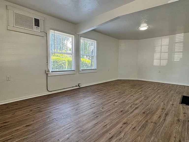 302 E Locust St — Photo 2