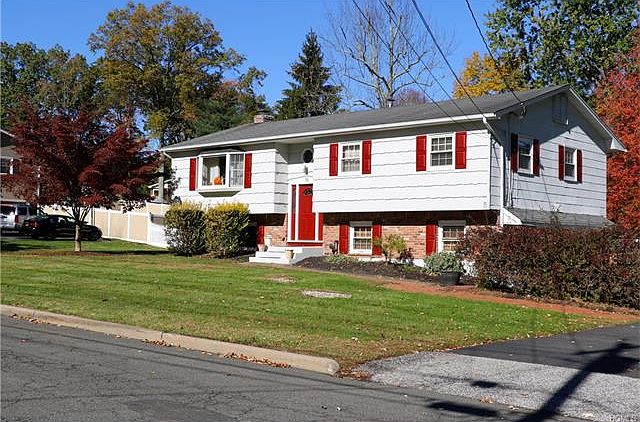 1st image of 30 Bluebird Dr