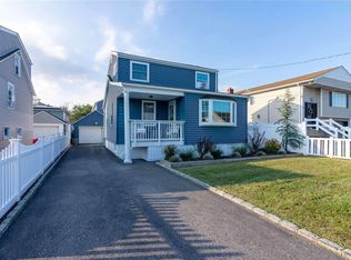 30 McKinley Ave, Lindenhurst, NY 11757
