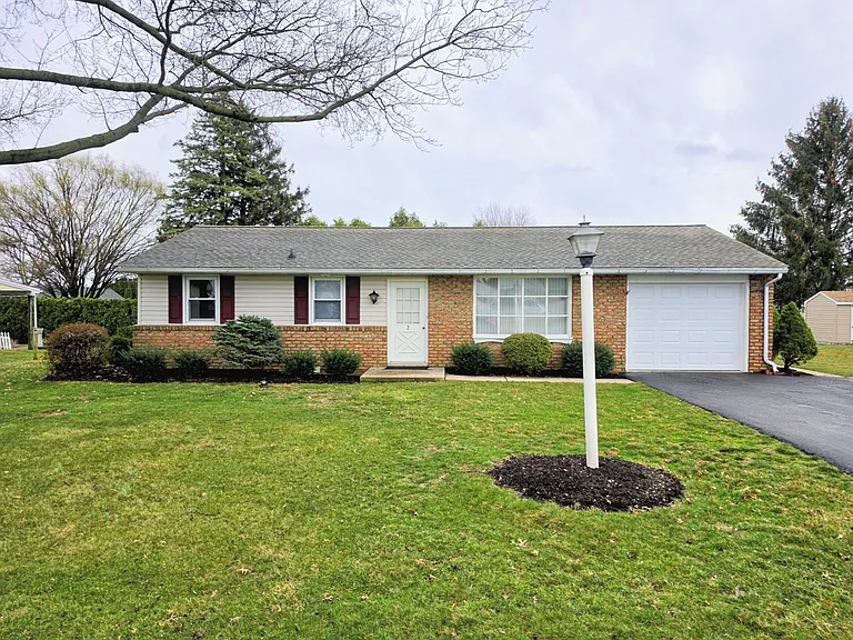 2 Colonial Ave — Photo 1