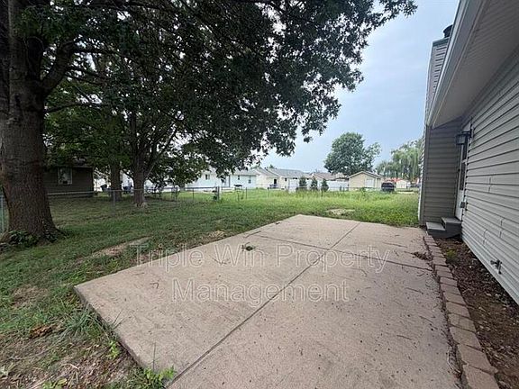 4th image of 1688 Knightwood Ln