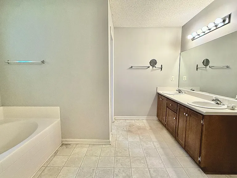 1130 Montclair Dr — Photo 17