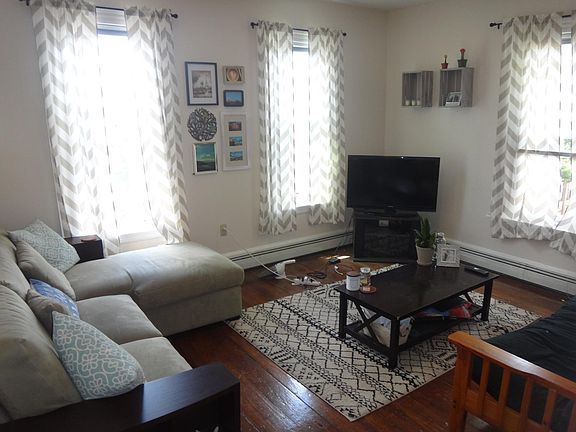 2nd image of 423 Franklin St #12