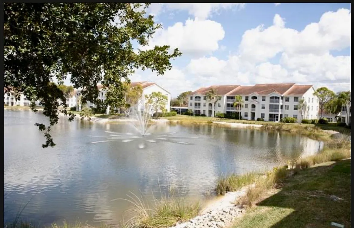 2 bed, 913 sqft, $1,900 — Photo 2
