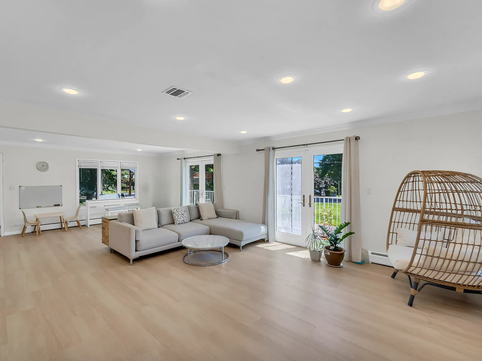 4 bed, 3.5 bath, 2446 sqft, $8,800 — Photo 3