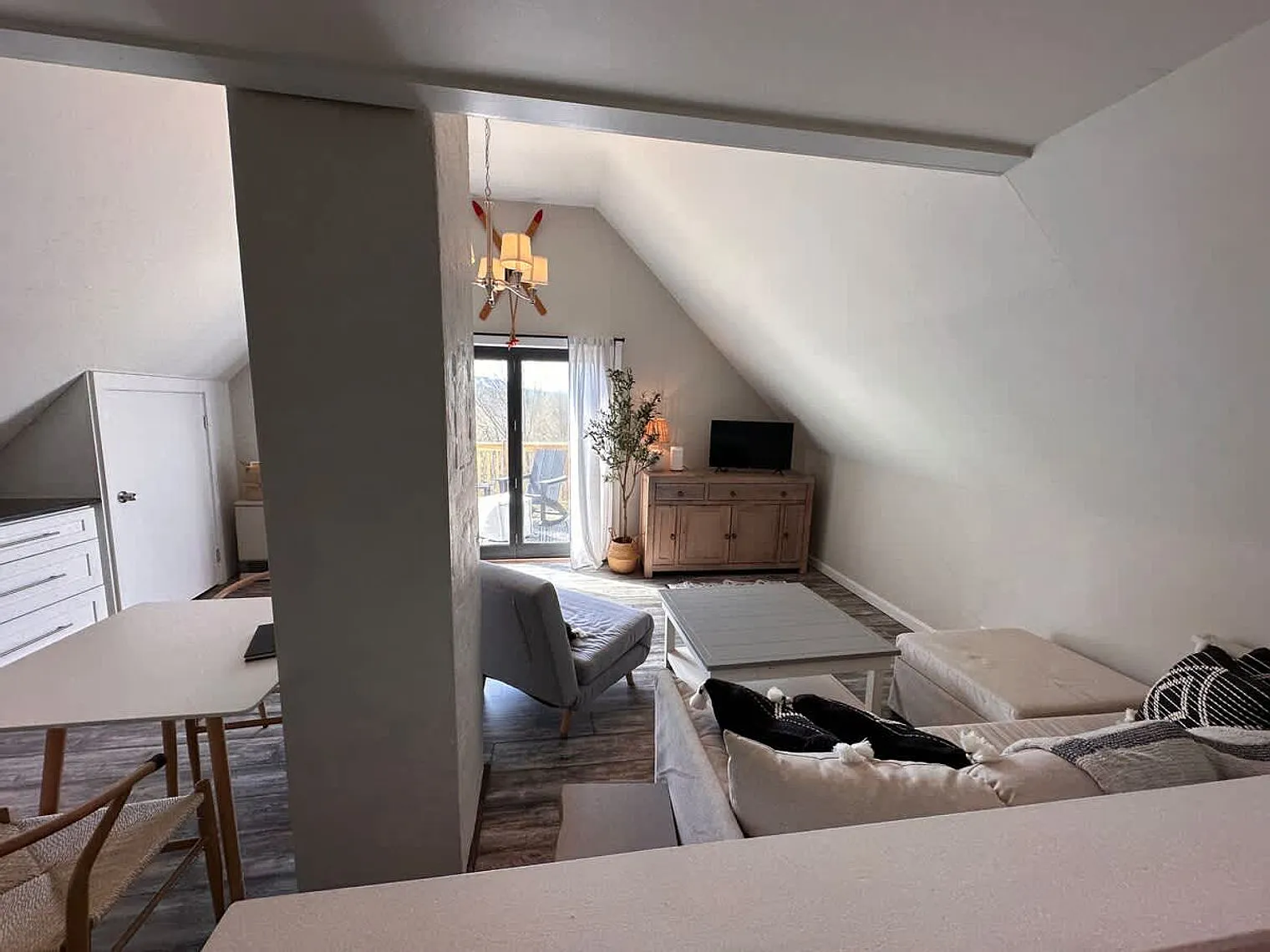 1 bed, 1.0 bath, $2,271 — Photo 2