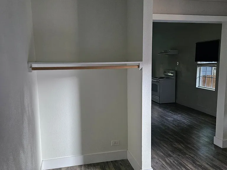 735 W 10th St #C — Photo 5