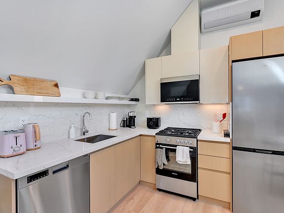 3rd image of 957 Nicola St #201