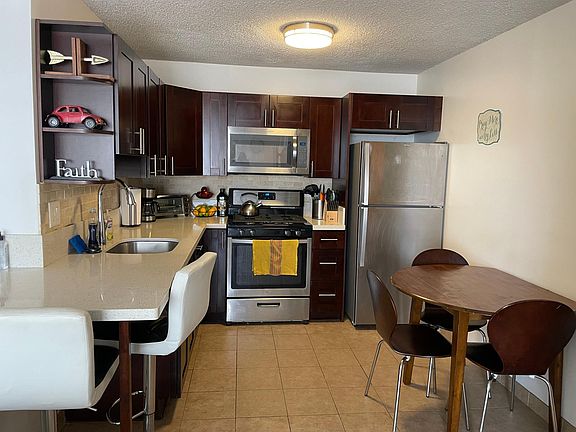 Fully equipped kitchen. Eat at corner with 2 stools.