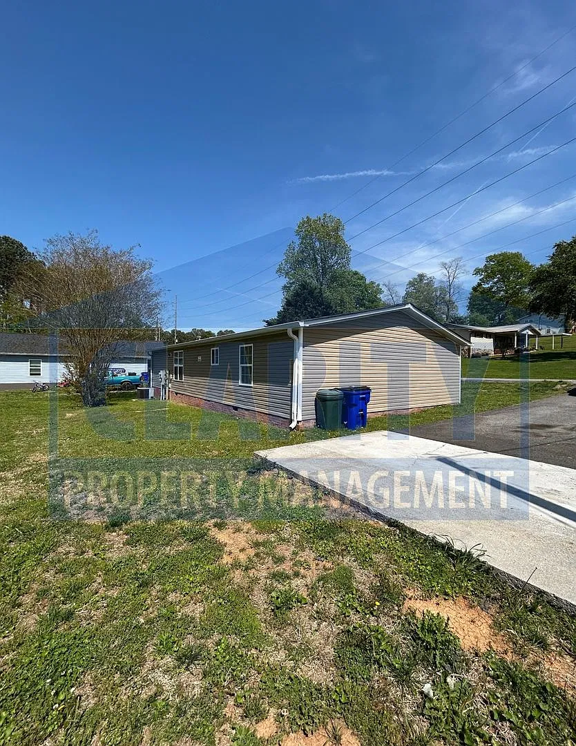 Conveniently located three bedroom home! — Photo 3