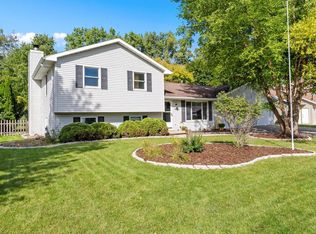 2760 Sunray Ln, Green Bay, WI 54313