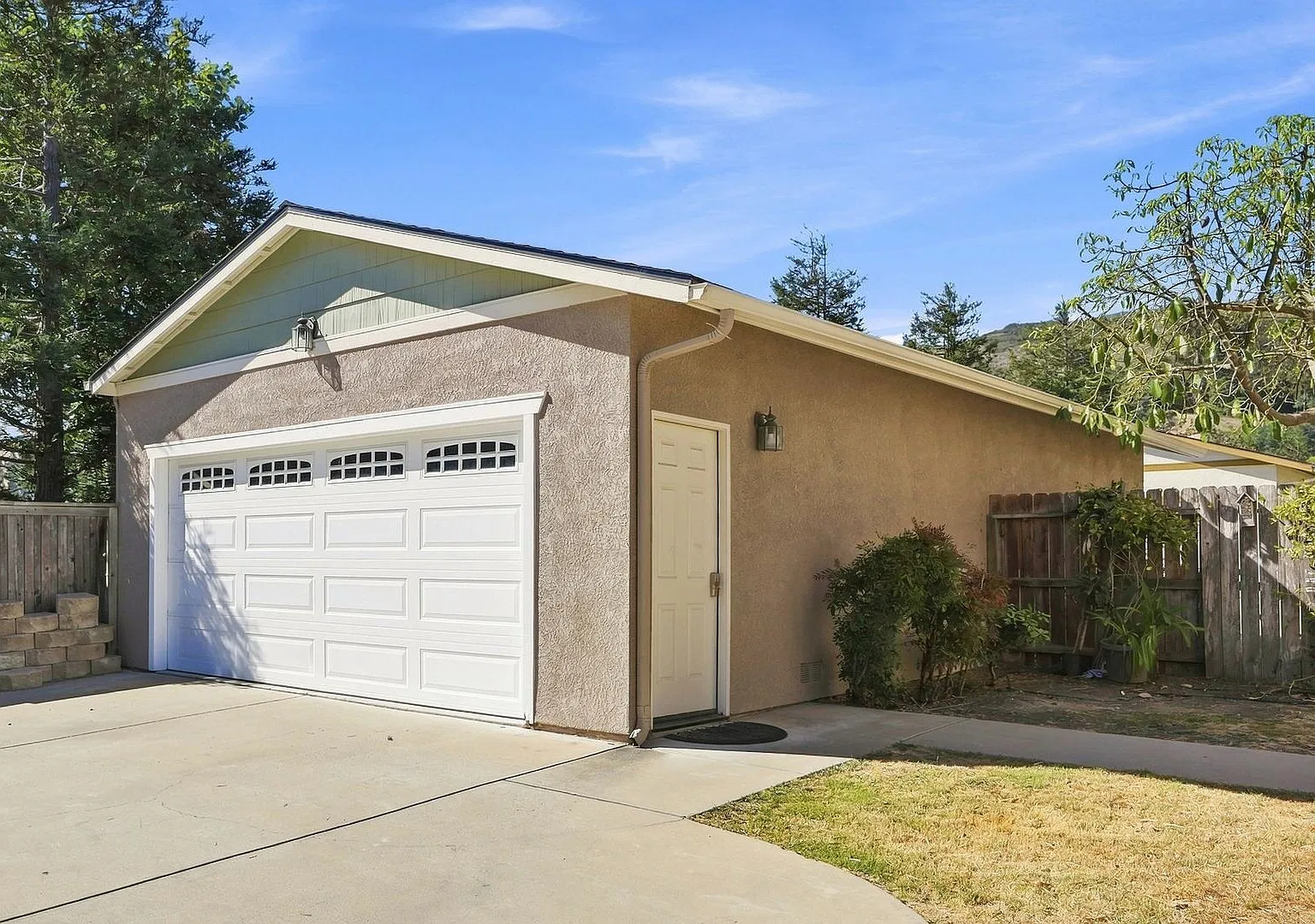 Pet Friendly Spacious and Modern 4bd/3ba Home with 2-Car Garage — Photo 2