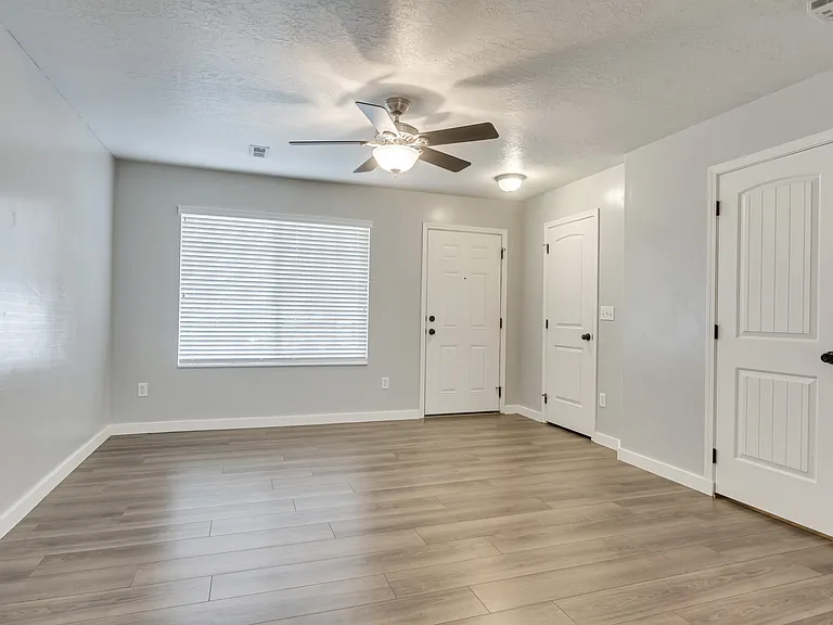 362 S 1230 W — Photo 2