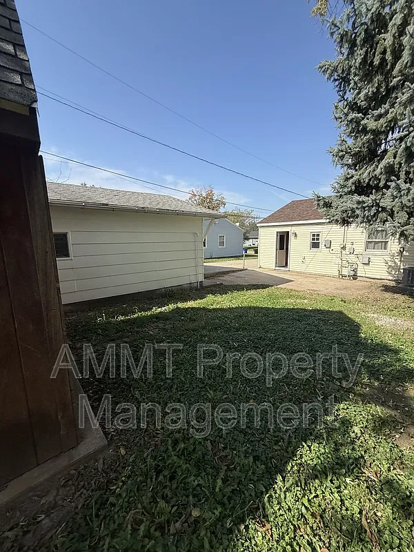 3 bed, 1.0 bath, $2,400 — Photo 3