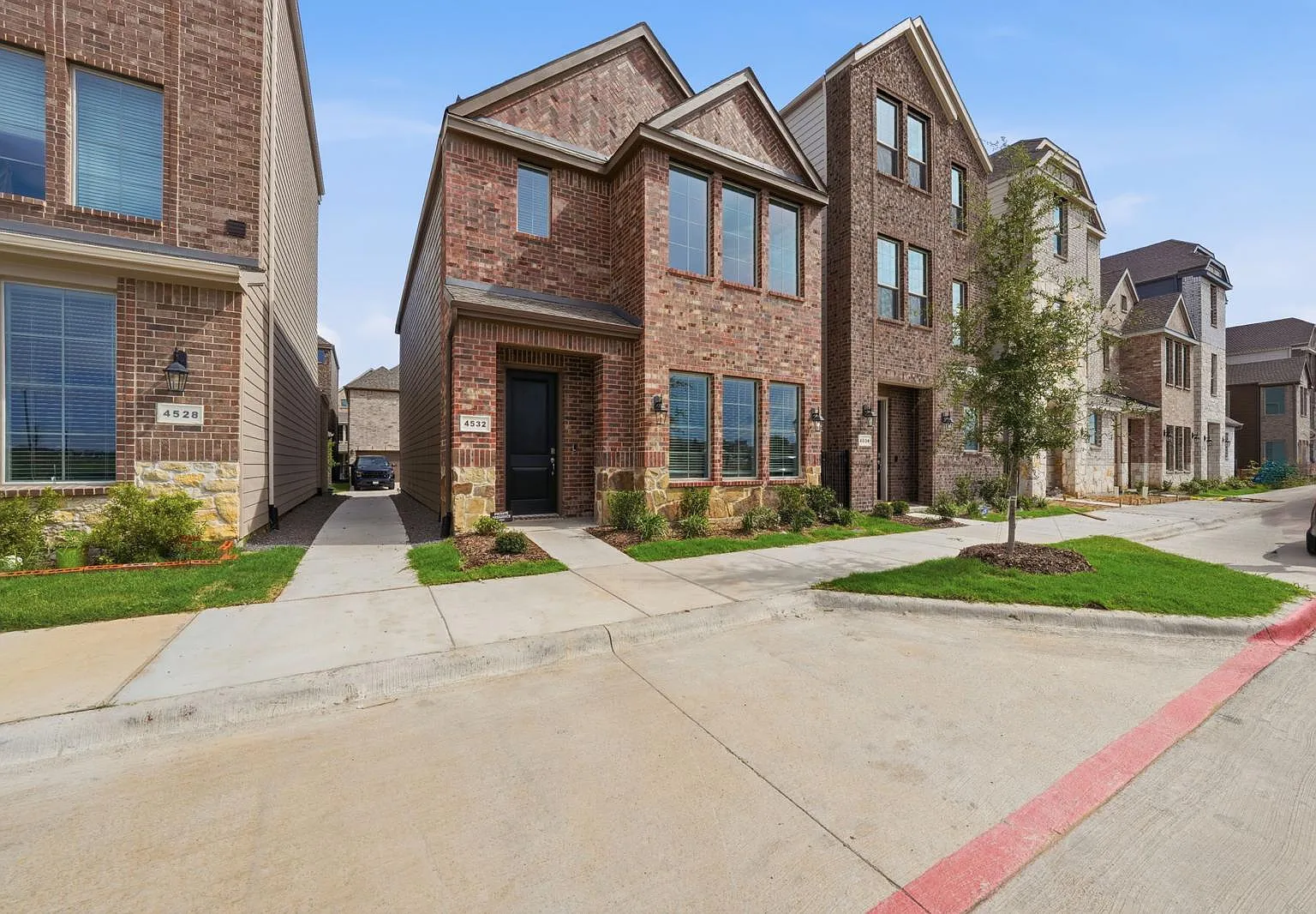 3 bed, 1400 sqft, $2,700 — Photo 3