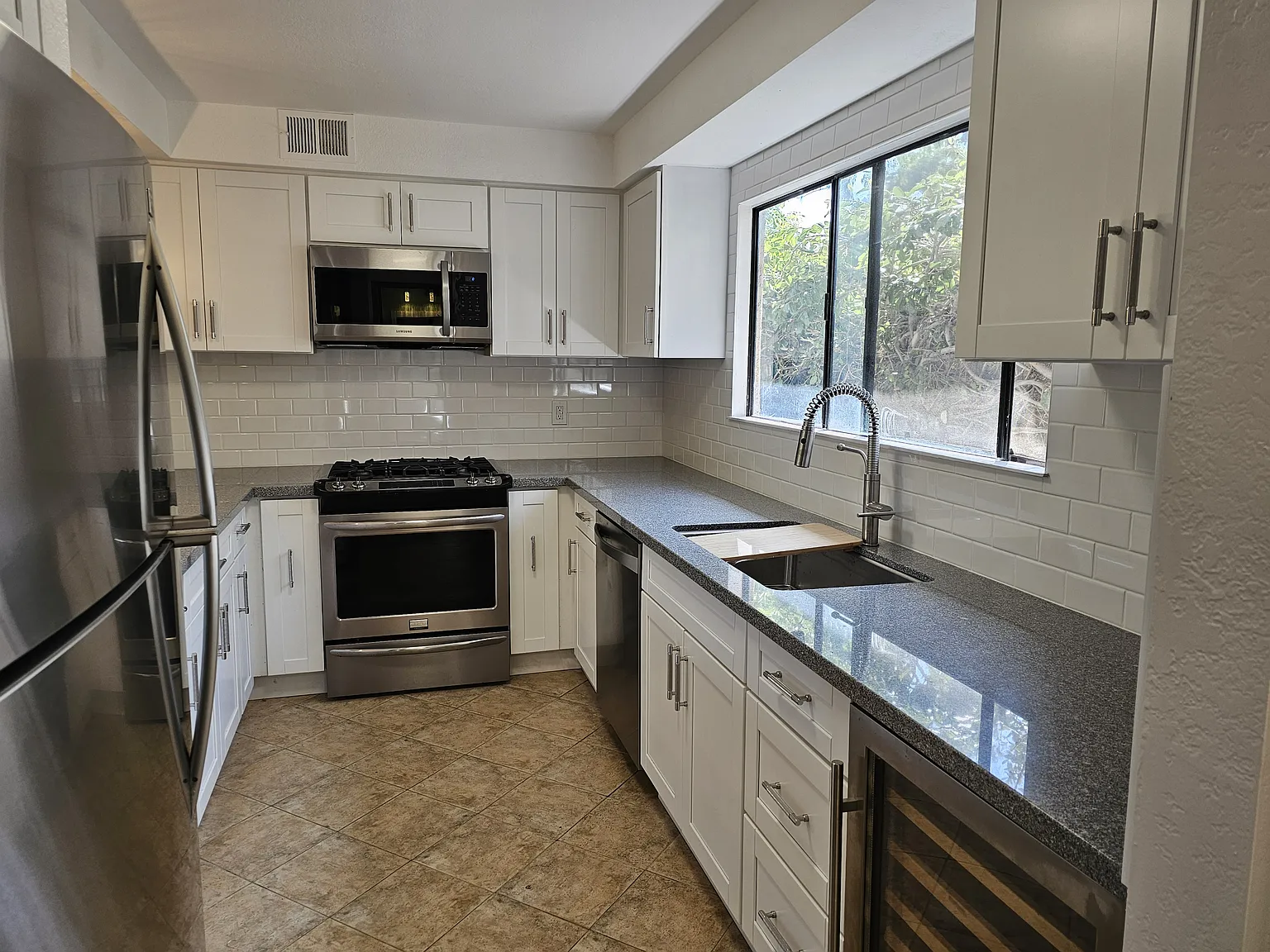 3 bed, 1.5 bath, 1300 sqft, $5,970 — Photo 4